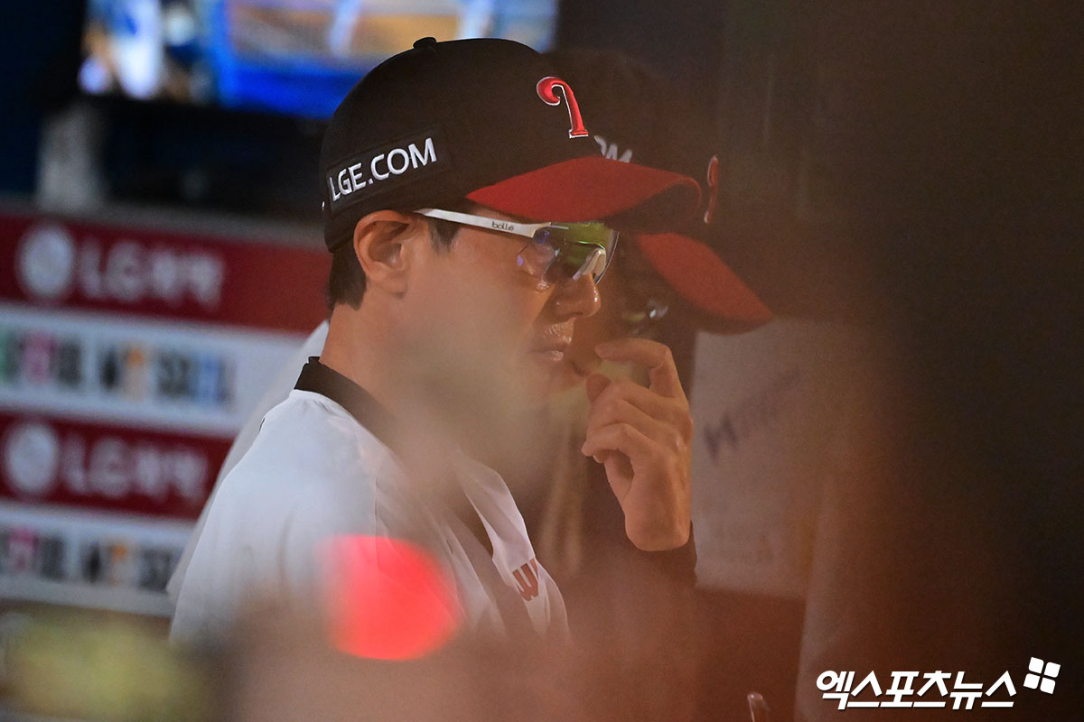 1일 오후 서울 송파구 잠실야구장에서 열린 '2025 신한 SOL Bank KBO리그' NC 다이노스와 LG 트윈스의 경기, NC가 LG에 7:3으로 승리하며 8연승을 기록했다.  9회말 LG 염경엽 감독이 경기를 지켜보고 있다. 엑스포츠뉴스 잠실, 김한준 기자