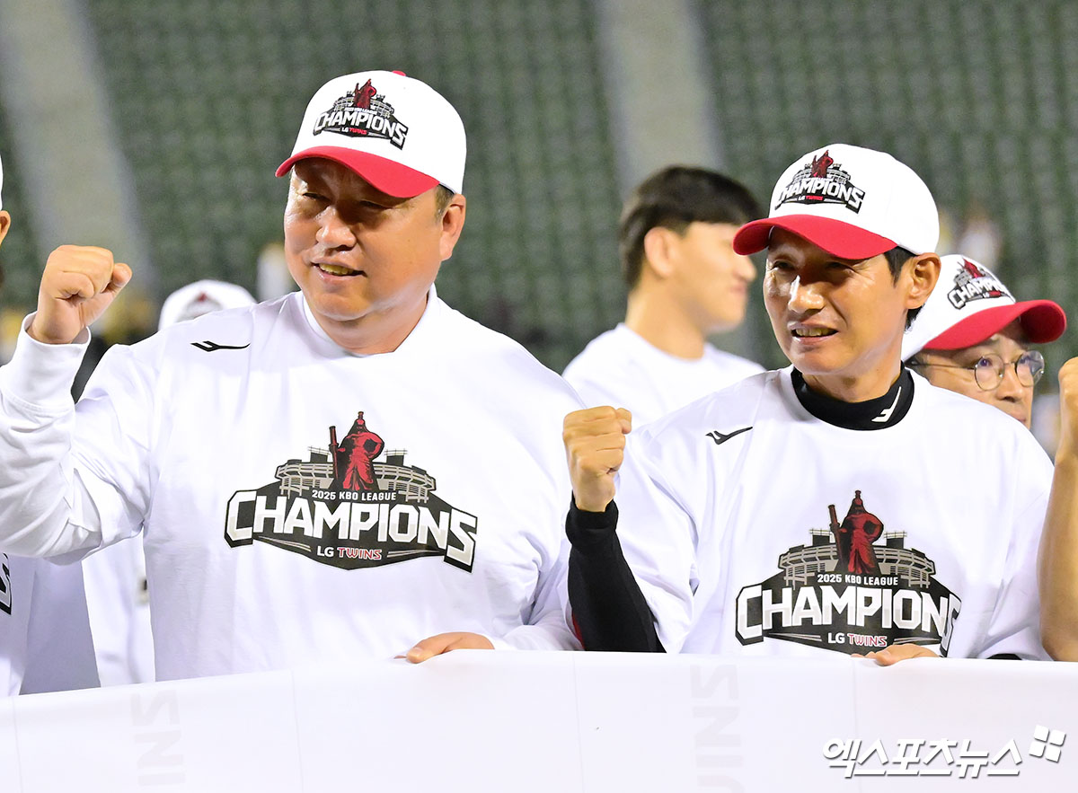 1일 오후 서울 송파구 잠실야구장에서 열린 '2025 신한 SOL Bank KBO리그' NC 다이노스와 LG 트윈스의 경기, 정규시즌 우승을 확정지은 LG 차명석 단장과 염경엽 감독이 포즈를 취하고 있다. 엑스포츠뉴스 잠실, 김한준 기자