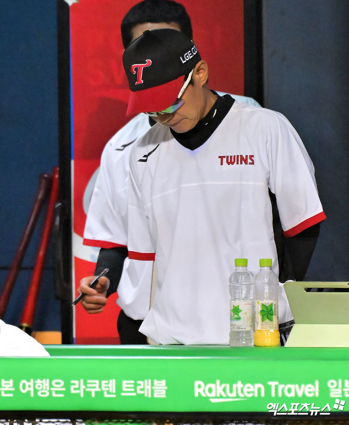 1일 오후 서울 송파구 잠실야구장에서 열린 '2025 신한 SOL Bank KBO리그' NC 다이노스와 LG 트윈스의 경기, LG 염경엽 감독이 기록지를 살펴보고 있다. 엑스포츠뉴스 잠실, 김한준 기자