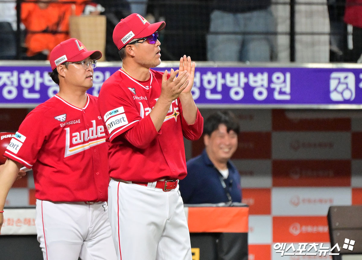 22일 오후 대전 한화생명 볼파크에서 열린 '2025 신한 SOL Bank KBO리그' SSG 랜더스와 한화 이글스의 경기, SSG가 11회 에레디아의 결승타에 힘입어 한화에 1:0 승리를 거뒀다. 이날 경기에서 승리한 SSG 이숭용 감독이 박수를 치고 있다. 엑스포츠뉴스 DB