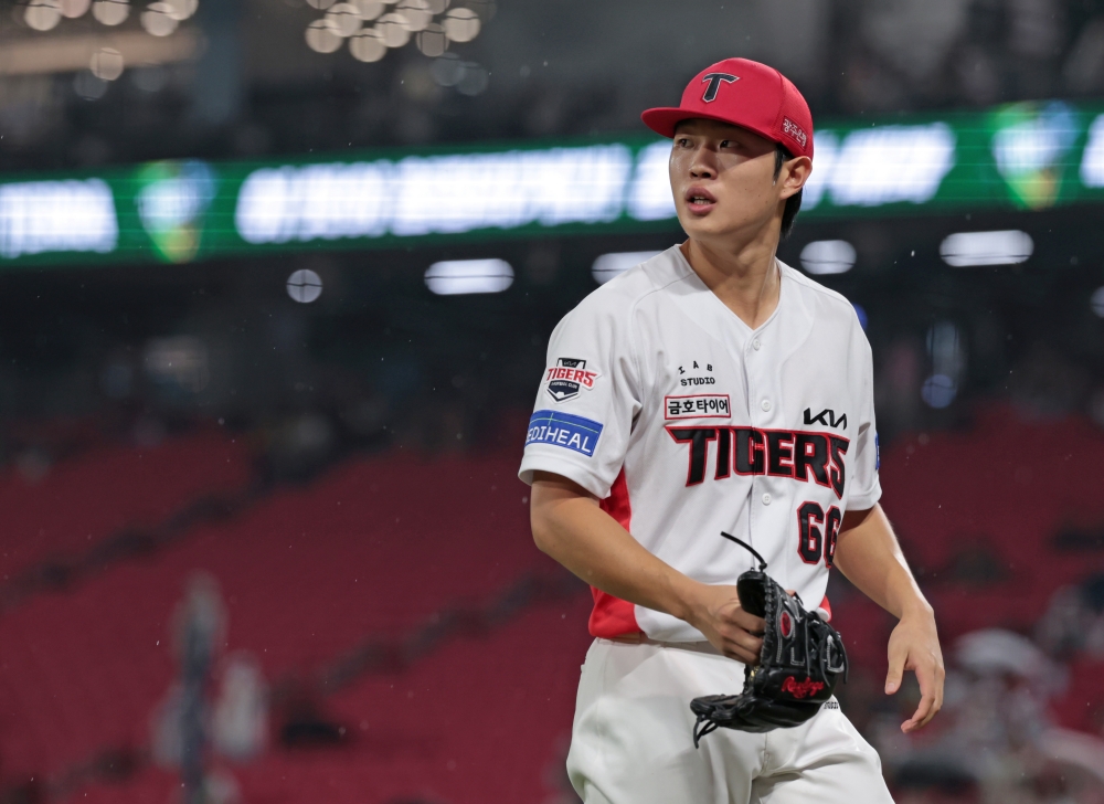 2일 오후 광주-KIA챔피언스필드에서 열린 '2025 신한 SOL Bank KBO리그' SSG 랜더스와 KIA 타이거즈의 경기, KIA 선발 이도현이 이닝을 마무리한 뒤 더그아웃으로 향하고 있다. KIA 타이거즈