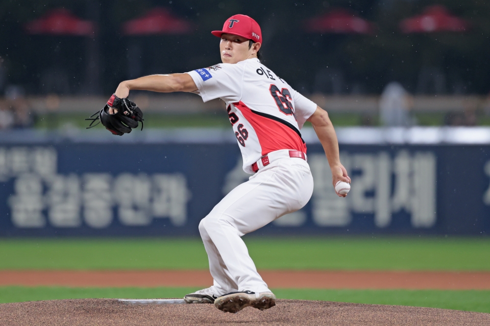 2일 오후 광주-KIA챔피언스필드에서 열린 '2025 신한 SOL Bank KBO리그' SSG 랜더스와 KIA 타이거즈의 경기, KIA 선발 이도현이 공을 힘차게 던지고 있다. KIA 타이거즈