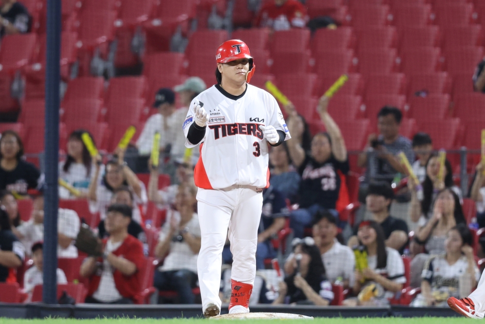 2일 오후 광주-KIA챔피언스필드에서 열린 '2025 신한 SOL Bank KBO리그' SSG 랜더스와 KIA 타이거즈의 경기, KIA 김선빈이 대타로 교체 출전해 2타수 2안타 3타점을 기록했다. KIA 타이거즈
