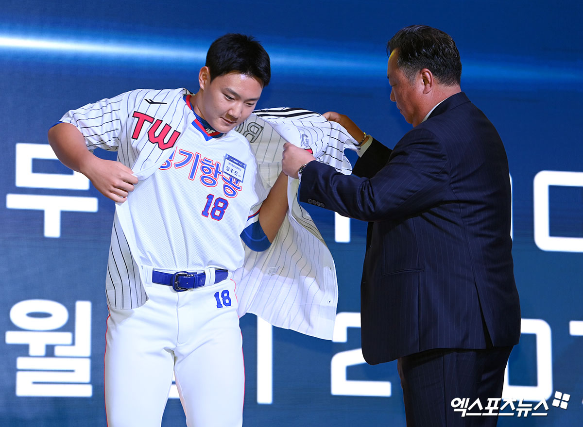 17일 오후 서울 송파구 롯데호텔 월드에서 열린 '2026 KBO 신인 드래프트'에 참석한 LG 트윈스에서 양우진(경기항공고)이 1라운드 8순위로 지명된 뒤 유니폼을 착용하고 있다. 엑스포츠뉴스 DB
