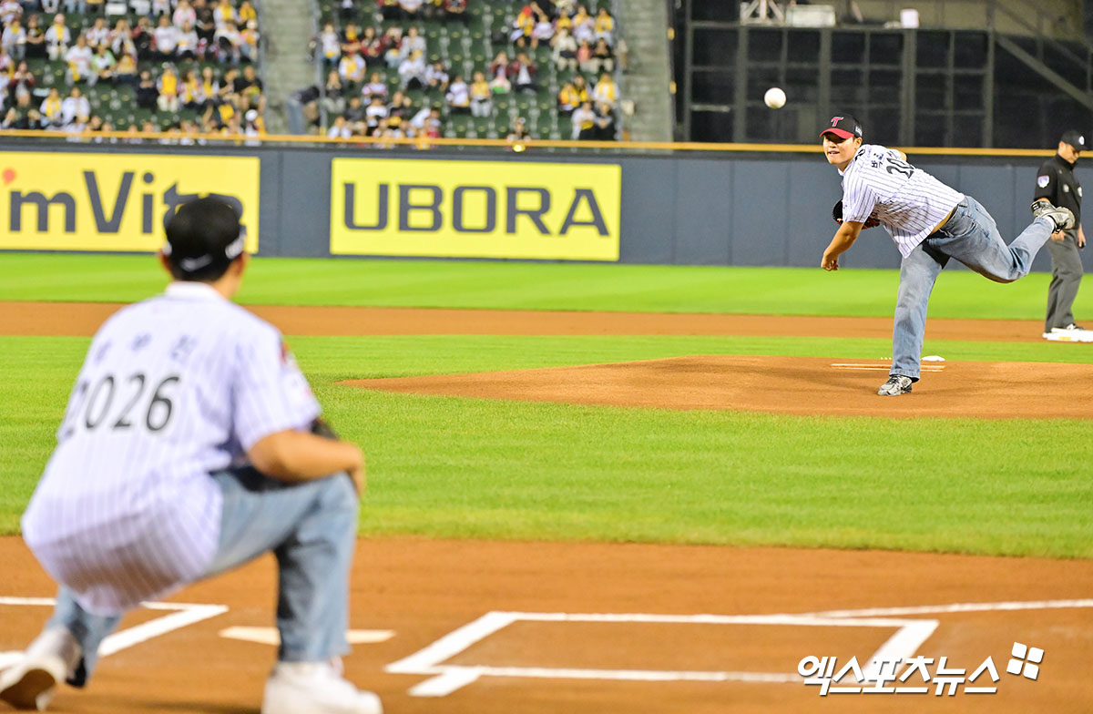 1일 오후 서울 송파구 잠실야구장에서 열린 '2025 신한 SOL Bank KBO리그' NC 다이노스와 LG 트윈스의 경기, 경기 26년 신인 선수인 박준성과 양우진이 시구 및 시포 행사를 갖고 있다. 엑스포츠뉴스 DB