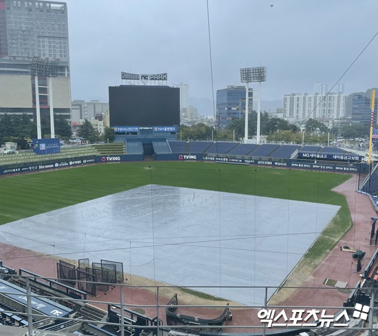3일 NC 다이노스와 SSG 랜더스 간의 시즌 최종전이 펼쳐질 창원NC파크, 이른 새벽부터 내린 비로 인해 외야 워닝트랙엔 물웅덩이가 생겼고 내야엔 대형 방수포가 덮여있다. 엑스포츠뉴스 창원, 김유민 기자