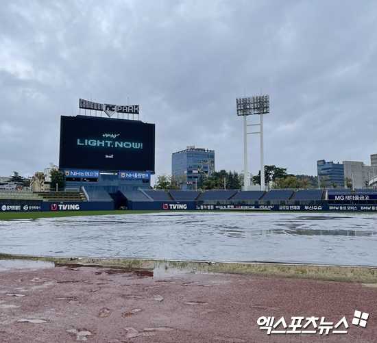 3일 NC 다이노스와 SSG 랜더스 간의 시즌 최종전이 펼쳐질 예정이었던 창원NC파크, 이른 새벽부터 내린 비로 인해 외야 워닝트랙엔 물웅덩이가 생겼고 내야엔 대형 방수포가 덮여있다. 엑스포츠뉴스 창원, 김유민 기자