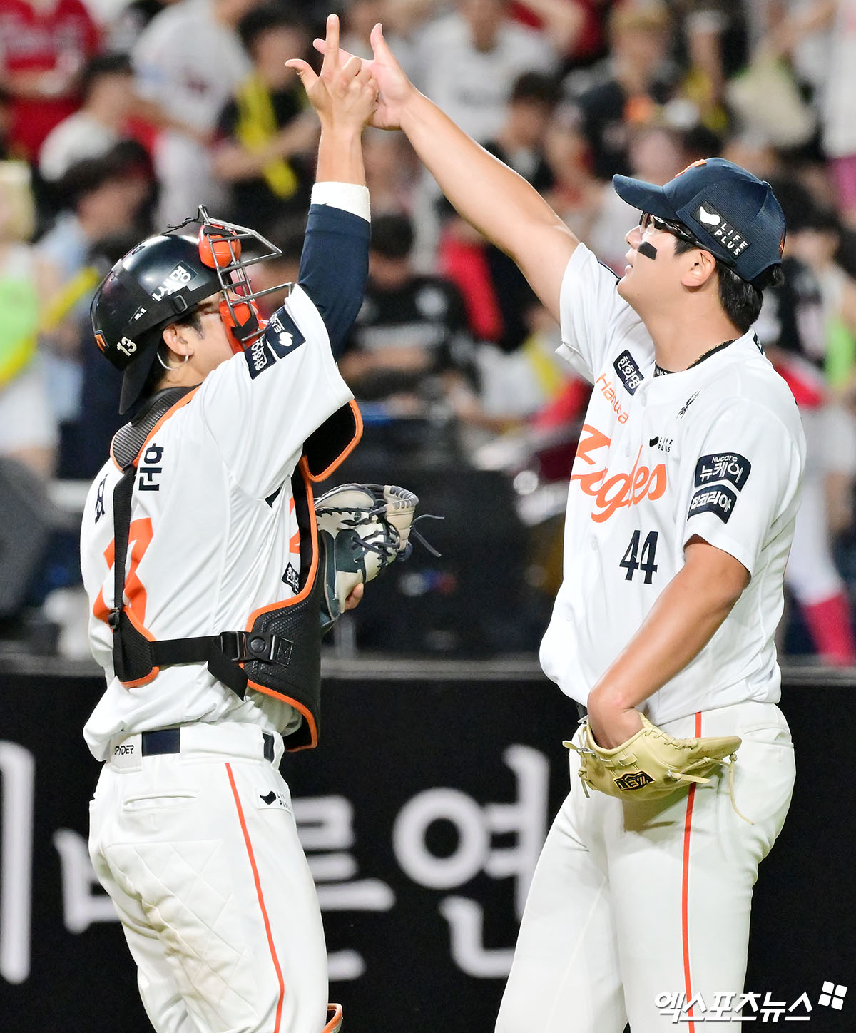 한화 이글스 김경문 감독이 지난 1일 인천 SSG 랜더스와의 원정 경기에서 끝내기 홈런 포함 9회 2사 이후 4점을 내줘 한화의 정규시즌 우승 놓치기 중심에 선 마무리 김서현에게 격려의 말을 전했다. 아울러 김서현에게 너무 험한 말들을 쏟아내는 팬들에게도 응원을 부탁했다. 엑스포츠뉴스DB