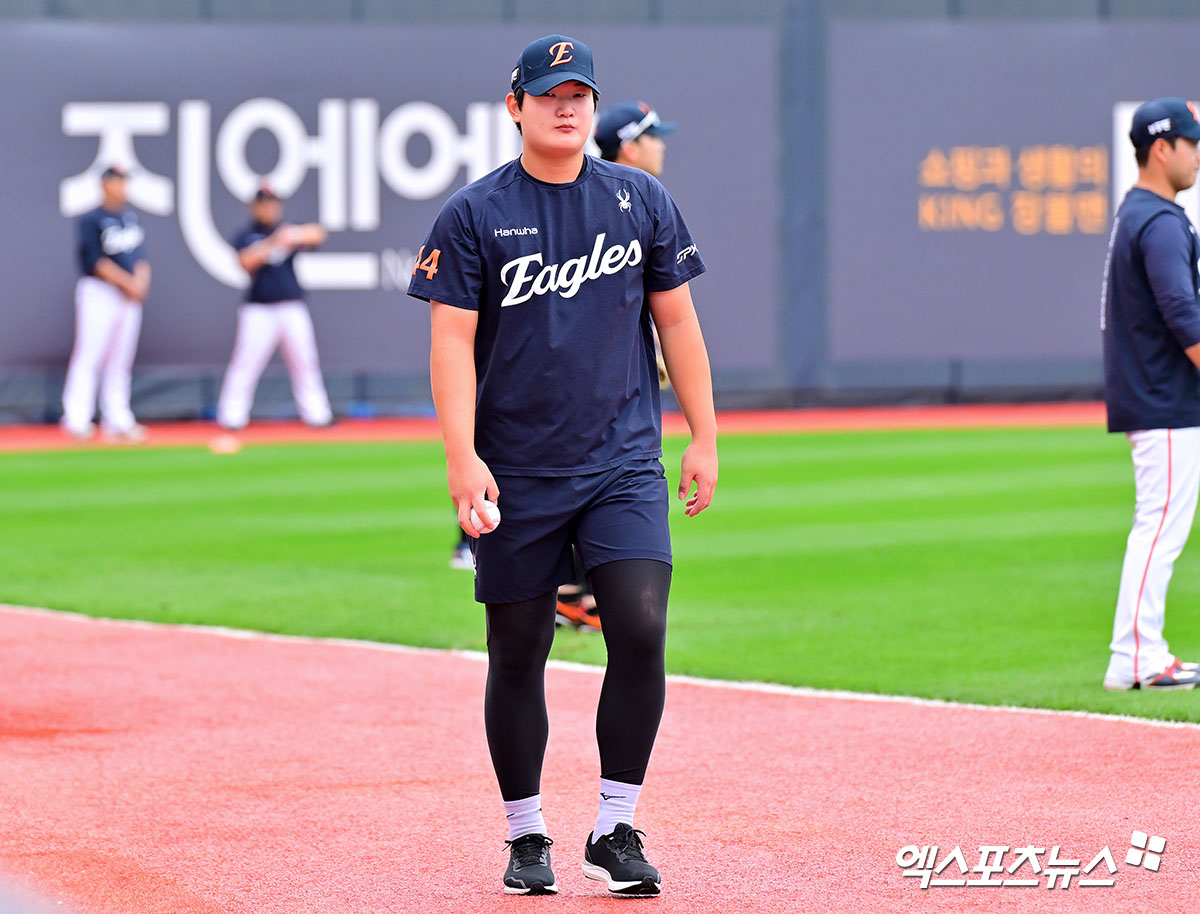 한화 이글스 마무리 투수 김서현이 3일 수원 KT 위즈파크에서 열린 KT 위즈와의 2025 신한 SOL 뱅크 정규시즌 최종전 앞두고 외야를 걸어가고 있다. 수원, 김한준 기자