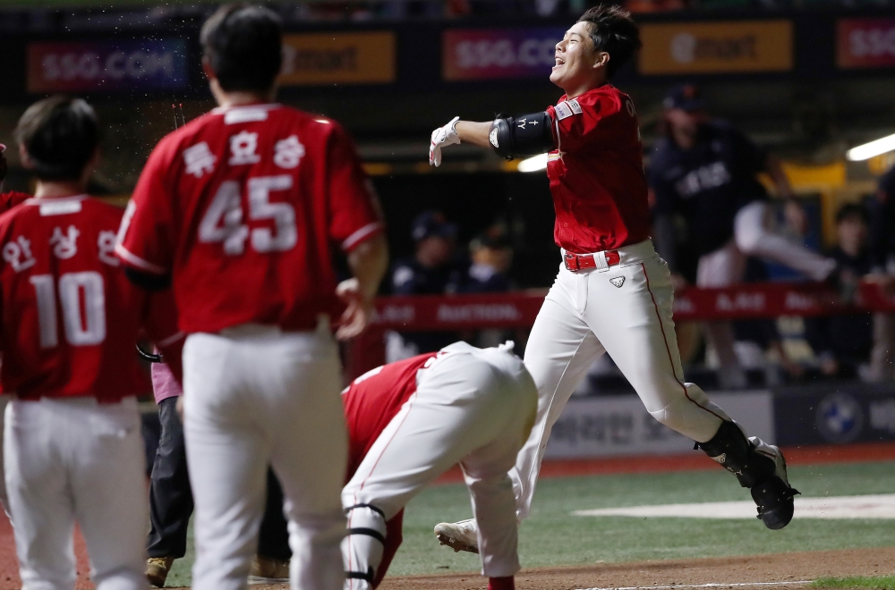 SSG 랜더스 신인 포수 이율예는 지난 1일 한화 이글스와의 홈 경기에서 상대 마무리 투수 김서현에서 끝내기 역전 투런포를 터트려 선두 LG 트윈스에 정규시즌 우승을 안겼고 한화의 우승 꿈을 무너트렸다. SSG 랜더스