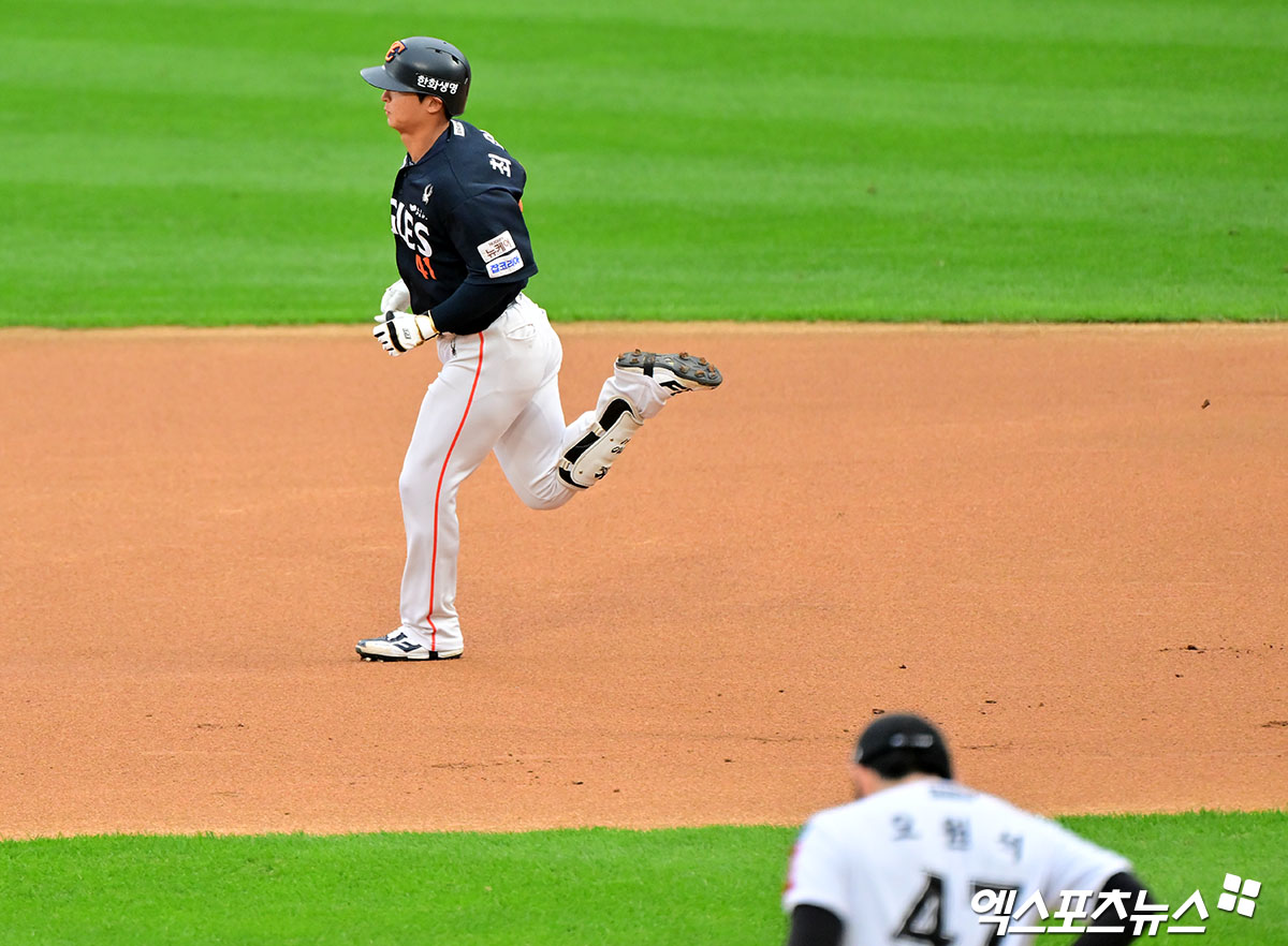 3일 오후 수원KT위즈파크에서 열린 '2025 신한 SOL Bank KBO리그' 한화 이글스와 KT 위즈의 경기, 1회초 무사 2,3루 한화 최인호가 스리런 홈런을 날린 후 그라운드를 돌고 있다. 수원, 김한준 기자