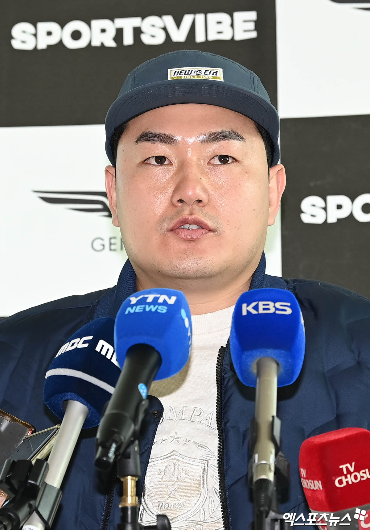 미국 메이저리그(MLB)에서 선수 생활을 했던 최지만이 무릎 부상으로 입대 3개월 만에 전역했다. 지난 5월 15일 사회복무요원으로 입대했으나 최근 무릎 통증으로 정밀 검사를 받았다. 이후 의료진 소견에 따라 병무청 재검 절차를 진행한 결과 5급 전시근로역 판정을 받으면서 2025년 8월 26일 전역했다. 엑스포츠뉴스 DB