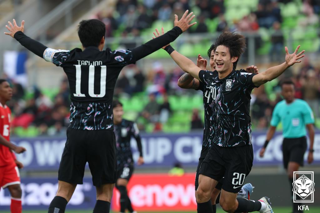 이창원호가 조별리그 마지막 경기에서 신민하의 결승골에 힘입어 파나마를 꺾고 조별리그를 마감, 16강 진출 희망을 살렸다. 각 조 1위와 2위가 16강으로 직행하고, 3위 중 성적이 좋은 4개 팀이 추가로 토너먼트에 합류할 수 있기 때문에 최종적으로 조 3위를 차지한 이창원호 역시 다른 조 3위 팀들과의 성적을 비교해 16강에 오를 수 있게 됐다. 사진 대한축구협회