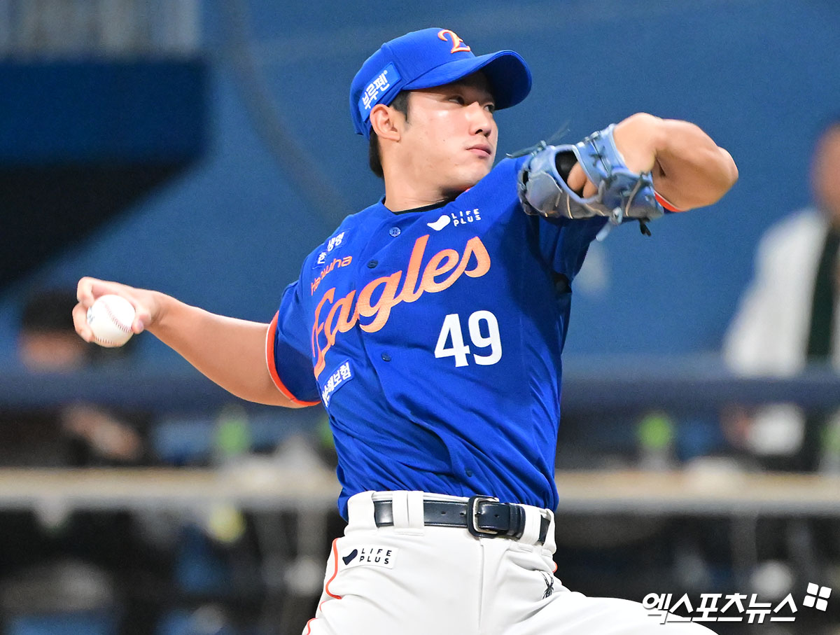 28일 오후 서울 구로구 고척스카이돔에서 열린 '2025 신한 SOL Bank KBO리그' 한화 이글스와 키움 히어로즈의 경기, 9회말 한화 윤산흠이 공을 힘차게 던지고 있다. 엑스포츠뉴스 DB