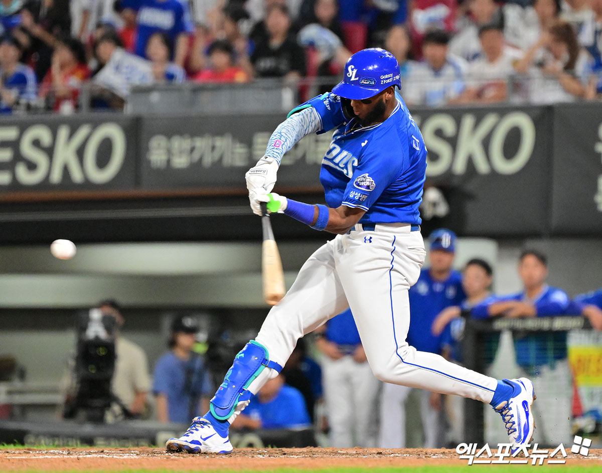 삼성 라이온즈 내야수 르윈 디아즈가 4일 오후 광주-KIA챔피언스필드에서 열린 2025 신한 SOL Bank KBO리그 KIA 타이거즈와의 시즌 16차전에 4번타자 겸 1루수로 선발 출전했다. 첫 타석에서 2타점 2루타를 날렸고, 김영웅의 홈런 때 득점을 올렸다. 이후 2회말 전병우와 교체되면서 올 시즌을 마감했다. 엑스포츠뉴스 DB