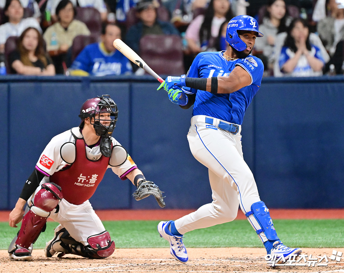 삼성 라이온즈 내야수 르윈 디아즈가 4일 오후 광주-KIA챔피언스필드에서 열린 2025 신한 SOL Bank KBO리그 KIA 타이거즈와의 시즌 16차전에 4번타자 겸 1루수로 선발 출전했다. 첫 타석에서 2타점 2루타를 날렸고, 김영웅의 홈런 때 득점을 올렸다. 이후 2회말 전병우와 교체되면서 올 시즌을 마감했다. 엑스포츠뉴스 DB