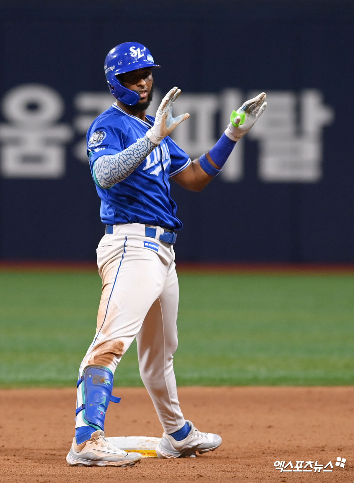 28일 서울 구로구 고척스카이돔에서 열린 '2025 신한 SOL Bank KBO리그' 삼성 라이온즈와 키움 히어로즈의 경기, 9회초 1사 1,3루 삼성 디아즈가 1타점 적시 2루타를 날린 뒤 세리머니를 하고 있다. 엑스포츠뉴스 DB