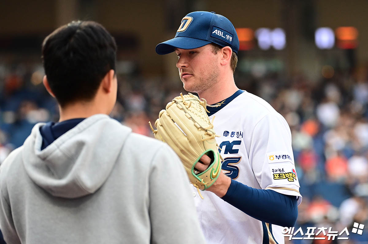 30일 오후 경상남도 창원NC파크에서 열린 '2025 신한 SOL Bank KBO리그' 한화 이글스와 NC 다이노스의 경기, 1회초 종료 후 NC 선발투수 라일리가 더그아웃으로 향하고 있다. 엑스포츠뉴스 DB