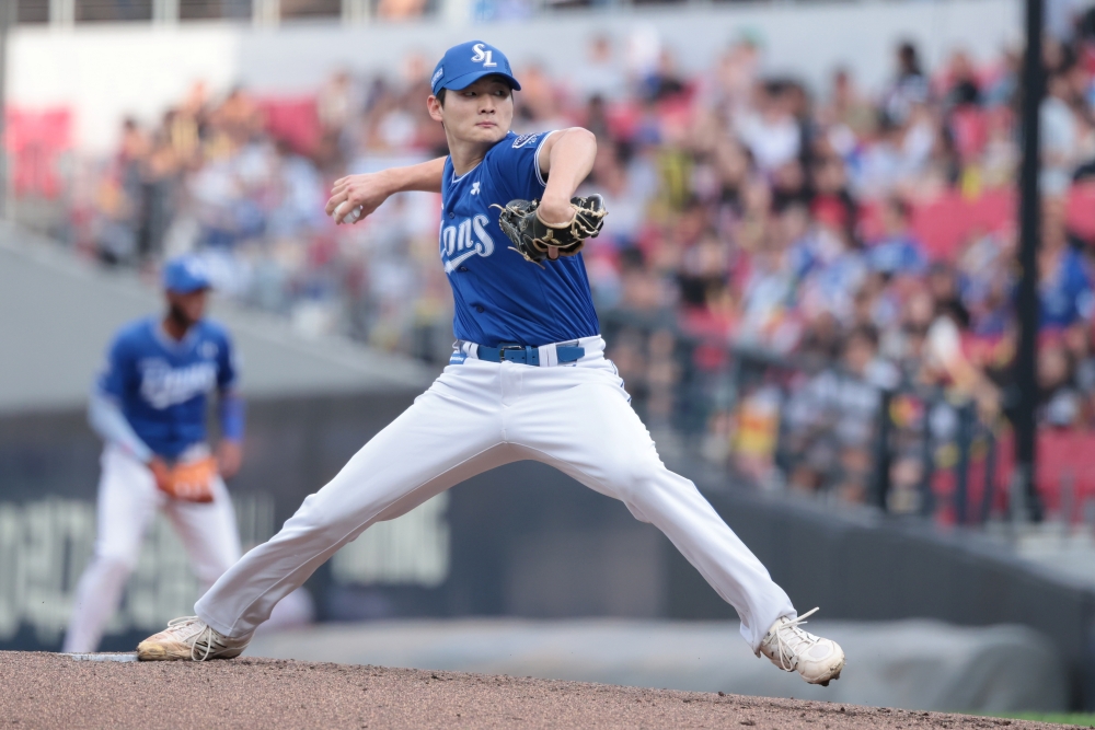 4일 오후 광주-KIA챔피언스필드에서 열린 '2025 신한 SOL Bank KBO리그' 삼성 라이온즈와 KIA 타이거즈의 경기, 삼성 선발 육선엽이 공을 힘차게 던지고 있다. 삼성 라이온즈