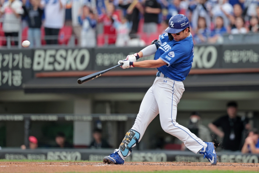 4일 오후 광주-KIA챔피언스필드에서 열린 '2025 신한 SOL Bank KBO리그' 삼성 라이온즈와 KIA 타이거즈의 경기, 1회초 무사 2루 삼성 김영웅이 투런 홈런을 날리고 있다. 삼성 라이온즈