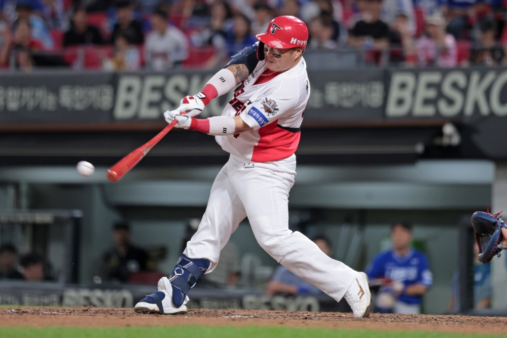 4일 오후 광주-KIA챔피언스필드에서 열린 '2025 신한 SOL Bank KBO리그' 삼성 라이온즈와 KIA 타이거즈의 경기, 5회말 1사 1, 2루 KIA 최형우가 1타점 적시타를 때리고 있다. KIA 타이거즈