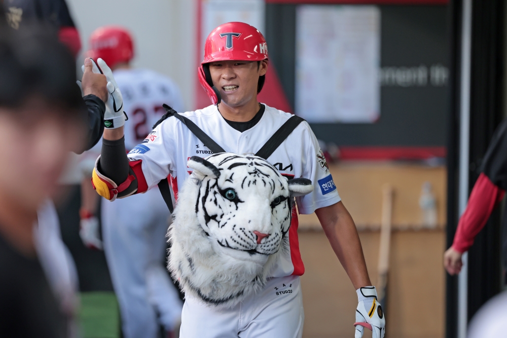 4일 오후 광주-KIA챔피언스필드에서 열린 '2025 신한 SOL Bank KBO리그' 삼성 라이온즈와 KIA 타이거즈의 경기, 2회말 무사 KIA 김규성이 솔로 홈런을 친 뒤 동료들과 기쁨을 나누고 있다. KIA 타이거즈