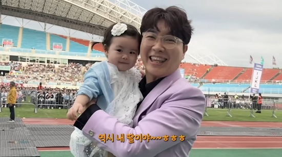 박수홍이 딸을 안고 있다. 사진=유튜브 채널 '박수홍 행복해다홍'