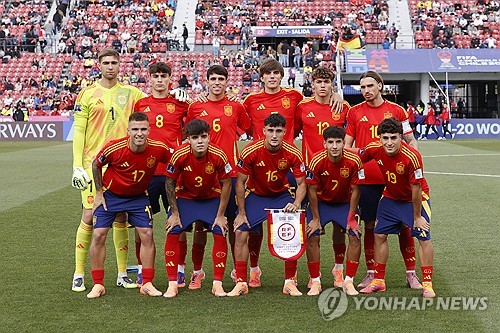일본 매체 게키사카는 5일(한국시간) 일본 20세 이하(U-20) 축구 국가대표팀이 현재 칠레에서 진행 중인 2025 국제축구연맹(FIFA) U-20 월드컵 16강전에서 스페인을 상대할 가능성을 거론했다. 일본은 조별리그 A조에서 3전 전승을 거둬 조 1위로 16강에 진출했지만 일본의 16강 대진 후보 중 하나가 C조 3위 스페인이 되면서 토너먼트 첫 경기부터 스페인과 맞대결을 치를 가능성이 떠올랐다. 연합뉴스