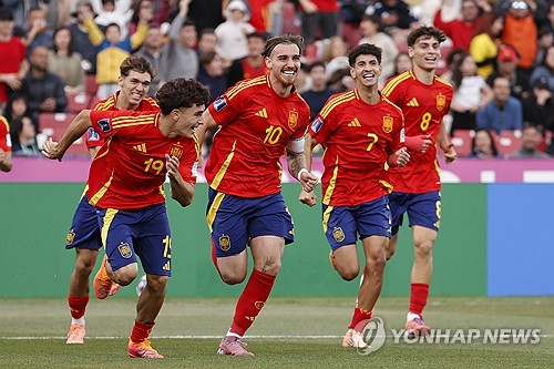 일본 매체 게키사카는 5일(한국시간) 일본 20세 이하(U-20) 축구 국가대표팀이 현재 칠레에서 진행 중인 2025 국제축구연맹(FIFA) U-20 월드컵 16강전에서 스페인을 상대할 가능성을 거론했다. 일본은 조별리그 A조에서 3전 전승을 거둬 조 1위로 16강에 진출했지만 일본의 16강 대진 후보 중 하나가 C조 3위 스페인이 되면서 토너먼트 첫 경기부터 스페인과 맞대결을 치를 가능성이 떠올랐다. 연합뉴스