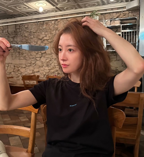 이세영이 외모를 체크하고 있다. 사진=이세영 계정