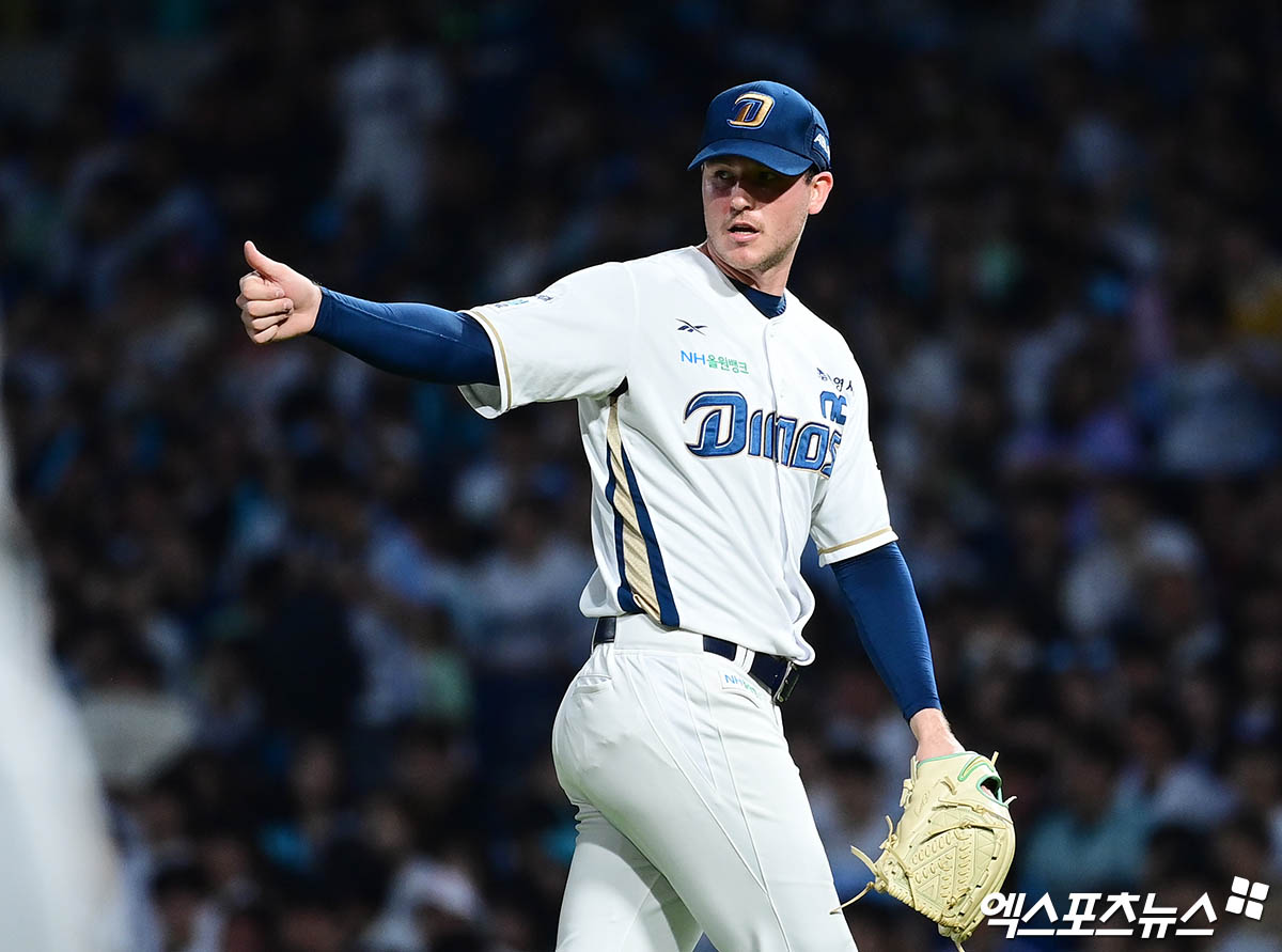 30일 오후 경상남도 창원NC파크에서 열린 '2025 신한 SOL Bank KBO리그' 한화 이글스와 NC 다이노스의 경기, 7회초 무사 1루 NC 선발투수 라일리가 교체되어 마운드를 내려가며 동료들을 향해 엄지를 들어보이고 있다. 엑스포츠뉴스DB