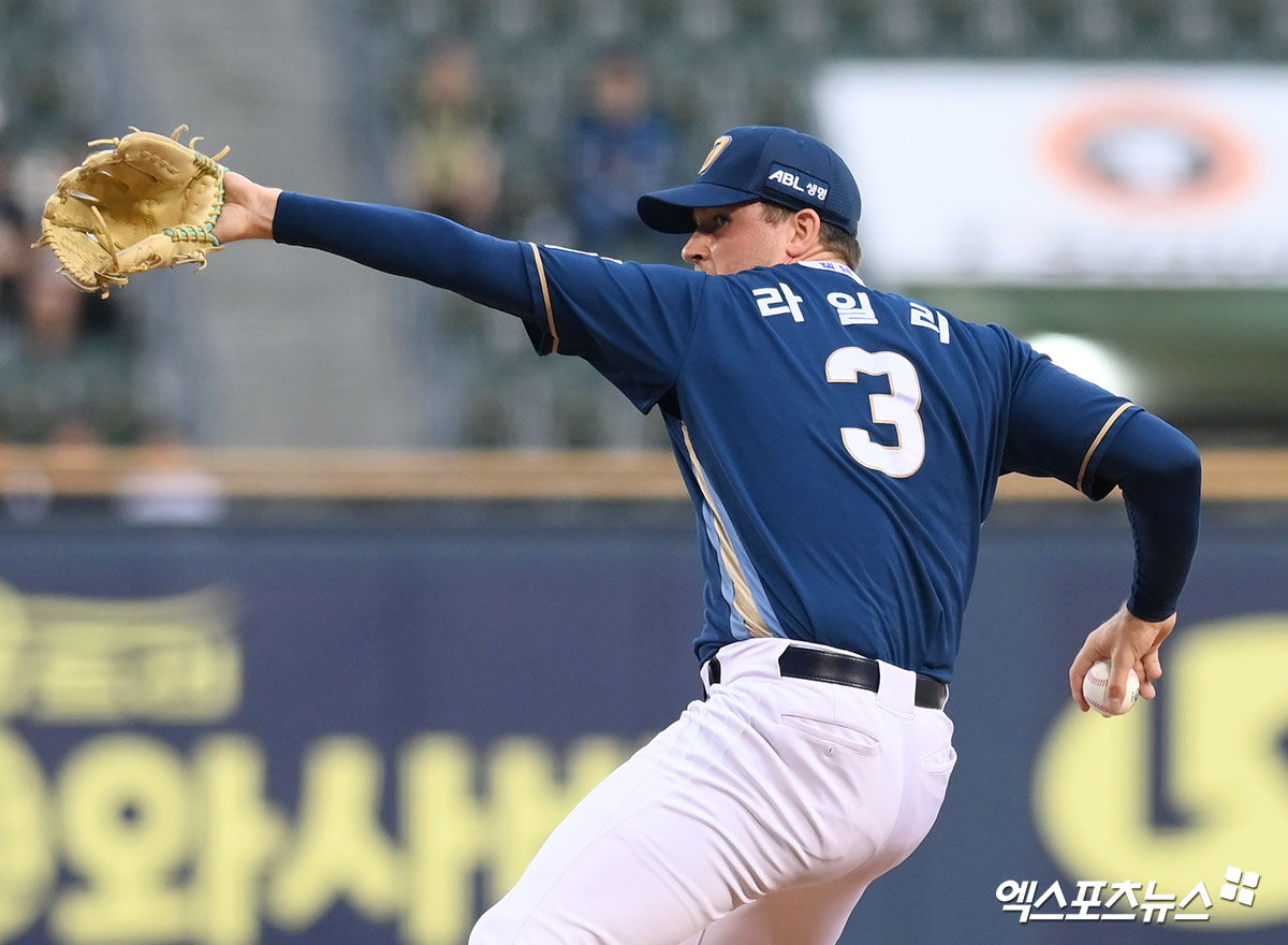 14일 오후 서울 송파구 잠실야구장에서 열린 '2025 신한 SOL Bank KBO리그' NC 다이노스와 두산 베어스의 경기, 1회말 NC 선발투수 라일리가 공을 힘차게 던지고 있다. 엑스포츠뉴스DB