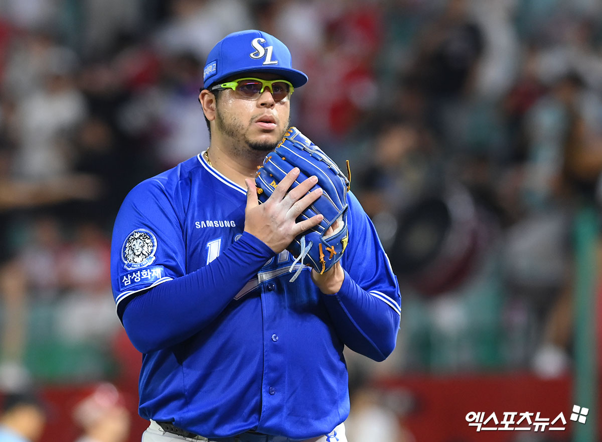 삼성 라이온즈와 NC 다이노스는 6일 오후 2시부터 2025 신한 SOL 뱅크 KBO 와일드카드 결정전 1차전을 치른다. 삼성은 시즌 74승68패2무로 리그 4위로 와일드카드 결정전 진출을 일찌감치 확정했다. NC는 시즌 71승67패6무로 리그 5위 자리를 극적으로 차지했다. 두 팀의 명승부가 예고되는 상황이지만 경기 장소인 대구 삼성라이온즈파크에 6일 오전부터 비가 내려 방수포가 깔렸다. 경기 연기 가능성도 제외할 수 없게 됐다. 삼성은 아리엘 후라도를 이날 선발로 예고했다. 엑스포츠뉴스DB