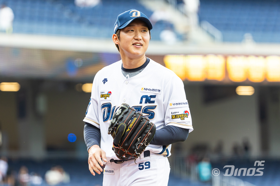 삼성 라이온즈와 NC 다이노스는 6일 오후 2시부터 2025 신한 SOL 뱅크 KBO 와일드카드 결정전 1차전을 치른다. 삼성은 시즌 74승68패2무로 리그 4위로 와일드카드 결정전 진출을 일찌감치 확정했다. NC는 시즌 71승67패6무로 리그 5위 자리를 극적으로 차지했다. 두 팀의 명승부가 예고되는 상황이지만 경기 장소인 대구 삼성라이온즈파크에 6일 오전부터 비가 내려 방수포가 깔렸다. 경기 연기 가능성도 제외할 수 없게 됐다. NC는 구창모를 이날 선발로 예고했다. NC 다이노스
