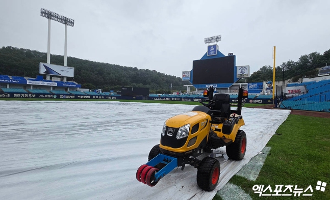 삼성 라이온즈와 NC 다이노스는 6일 오후 2시부터 2025 신한 SOL 뱅크 KBO 와일드카드 결정전 1차전을 치른다. 삼성은 시즌 74승68패2무로 리그 4위로 와일드카드 결정전 진출을 일찌감치 확정했다. NC는 시즌 71승67패6무로 리그 5위 자리를 극적으로 차지했다. 두 팀의 명승부가 예고되는 상황이지만 경기 장소인 대구 삼성라이온즈파크에 6일 오전부터 비가 내려 방수포가 깔렸다. 경기 연기 가능성도 제외할 수 없게 됐다. 대구, 박지영 기자