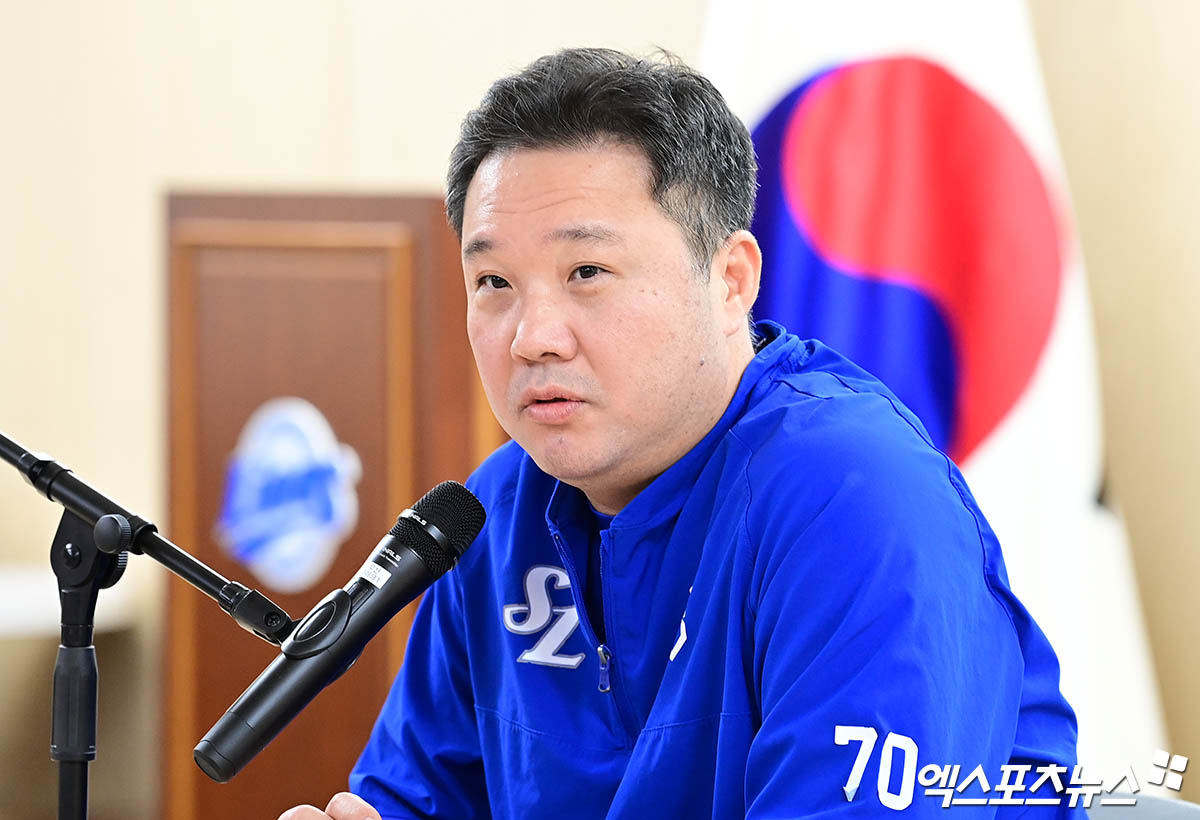 6일 대구삼성라이온즈파크에서 열리는 '2025 신한 SOL Bank KBO 포스트시즌' NC 다이노스와 삼성 라이온즈의 와일드카드 1차전 경기에 앞서 삼성 박진만 감독이 취재진과 인터뷰를 나누고 있다. 대구, 박지영 기자