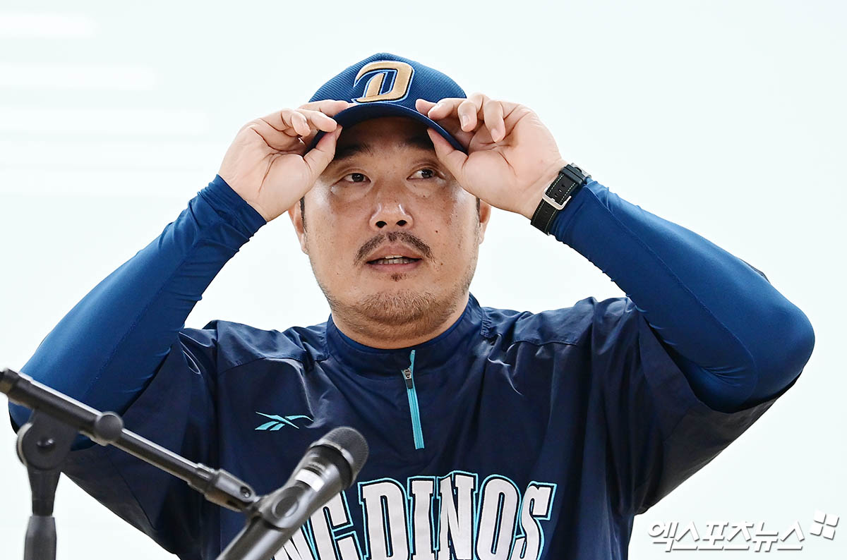 6일 대구삼성라이온즈파크에서 열리는 '2025 신한 SOL Bank KBO 포스트시즌' NC 다이노스와 삼성 라이온즈의 와일드카드 1차전 경기에 앞서 NC 이호준 감독이 취재진과 인터뷰를 나누고 있다. 대구, 박지영 기자