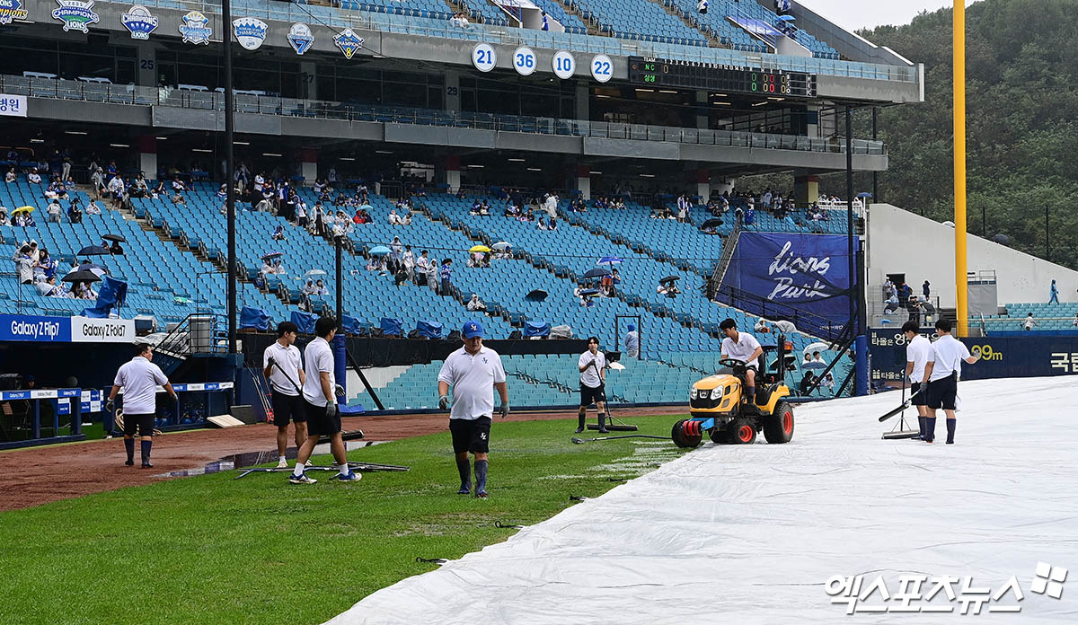 6일 오후 대구삼성라이온즈파크에서 열리는 '2025 신한 SOL Bank KBO 포스트시즌' NC 다이노스와 삼성 라이온즈의 와일드카드 1차전 경기에 앞서 구장 관리 요원들이 방수포의 물을 걷어내는 작업을 하고 있다. 대구, 박지영 기자