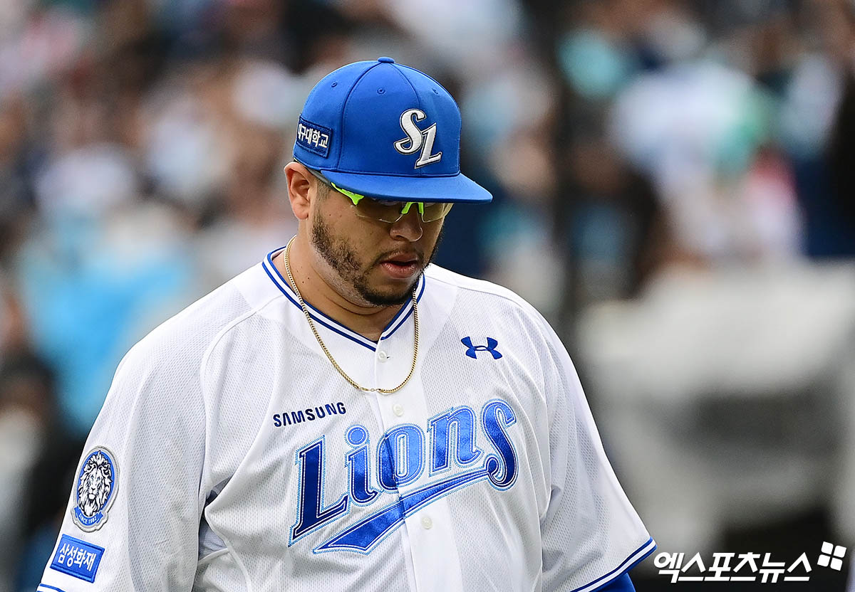6일 오후 대구삼성라이온즈파크에서 열린 '2025 신한 SOL Bank KBO 포스트시즌' NC 다이노스와 삼성 라이온즈의 와일드카드 1차전 경기, 2회초 종료 후 삼성 선발투수 후라도가 실점에 아쉬워하며 더그아웃으로 향하고 있다. 대구, 박지영 기자