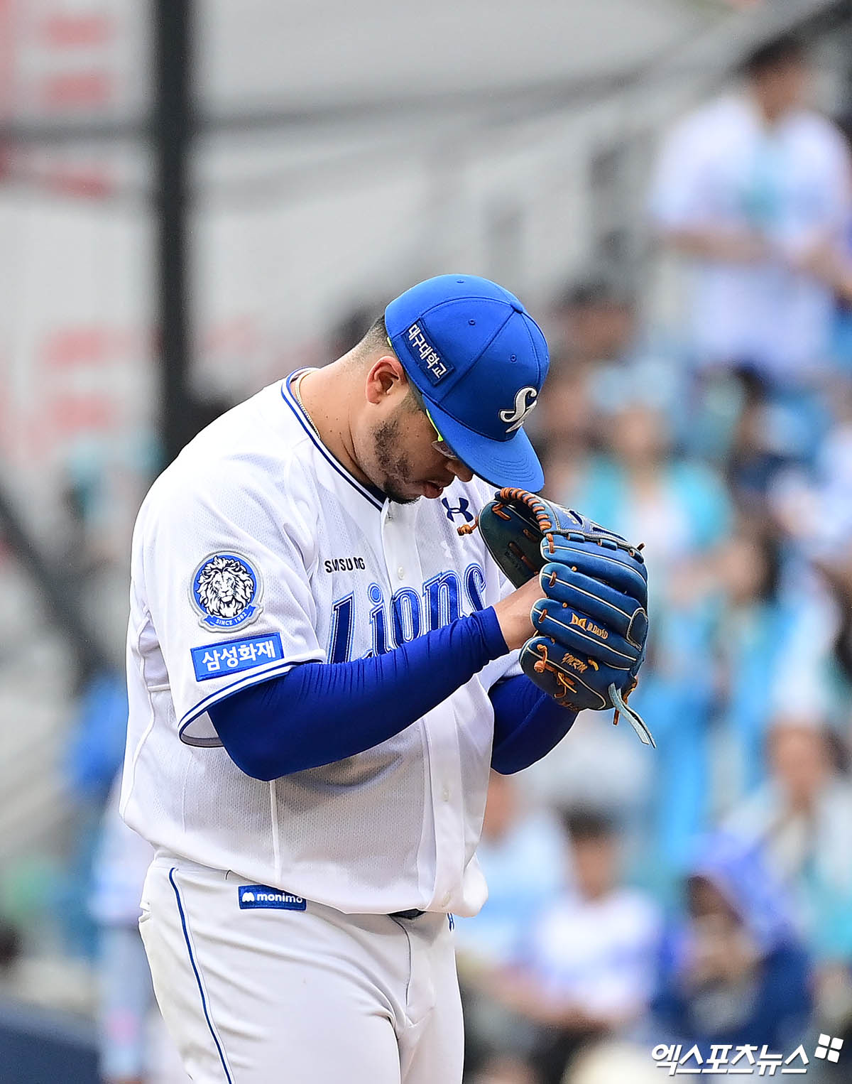 6일 오후 대구삼성라이온즈파크에서 열린 '2025 신한 SOL Bank KBO 포스트시즌' NC 다이노스와 삼성 라이온즈의 와일드카드 1차전 경기, 5회초 삼성 선발투수 후라도가 NC 김형준에게 솔로 홈런을 허용한 뒤 아쉬워하고 있다. 대구, 박지영 기자