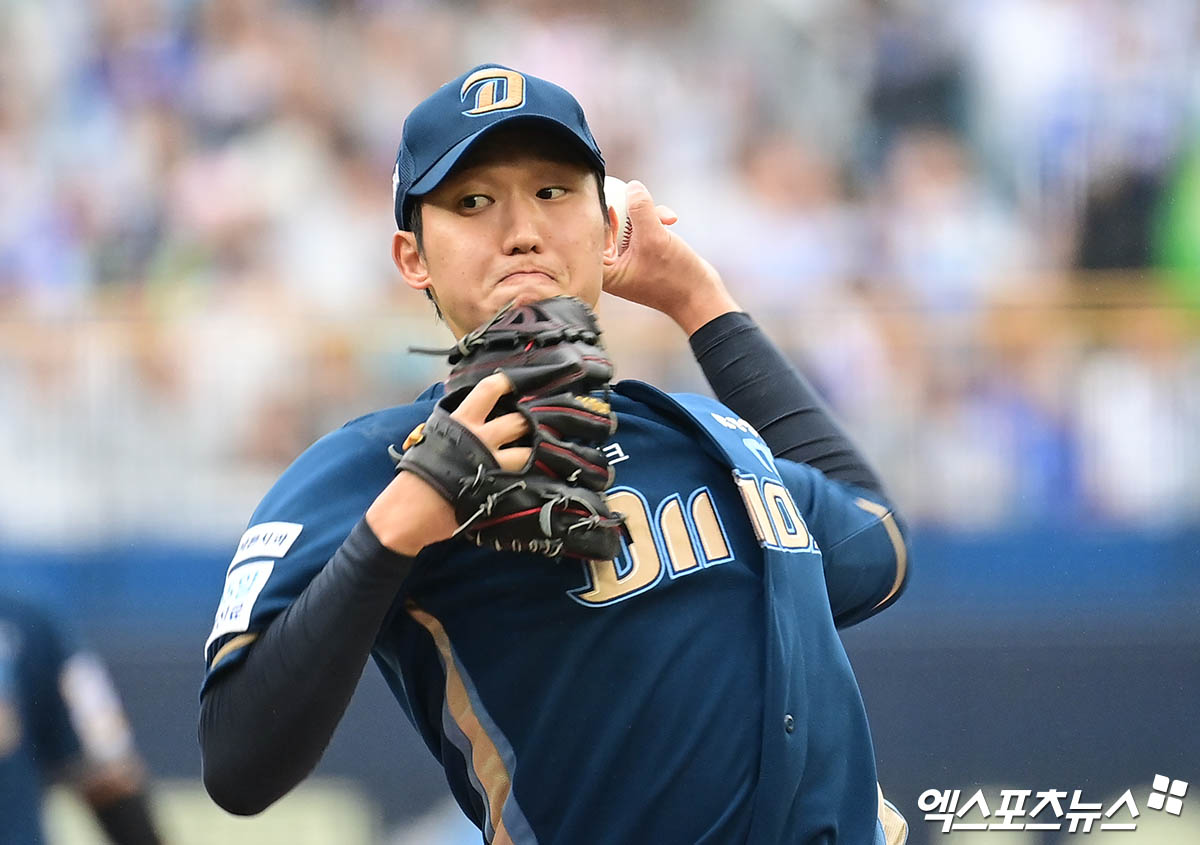 NC 다이노스 투수 구창모가 1778일 만에 포스트시즌 복귀 등판을 치러 퀄리티 스타트 쾌투를 펼쳤다. 구창모는 6일 대구 삼성라이온즈파크에서 열린 2025 신한 SOL 뱅크 KBO리그 삼성 라이온즈전에 선발 등판해 6이닝 75구 5피안타(1홈런) 3탈삼진 1실점을 기록했다. 구창모는 이날 85구 내외 투구수를 예정하고 마운드에 올랐다. NC 이호준 감독은 하루 더 쉰 로건 앨런이 아닌 구창모를 1차전 선발 투수로 예고해 삼성의 예상에서 벗어나는 결정을 내렸다. 그는 지난 2020년 11월 23일 한국시리즈 두산 베어스전(7이닝 5피안타 5탈삼진 2볼넷 무실점) 이후 1778일 만에 포스트시즌 등판에서 승리 투수 요건을 충족했다. 대구, 박지영 기자