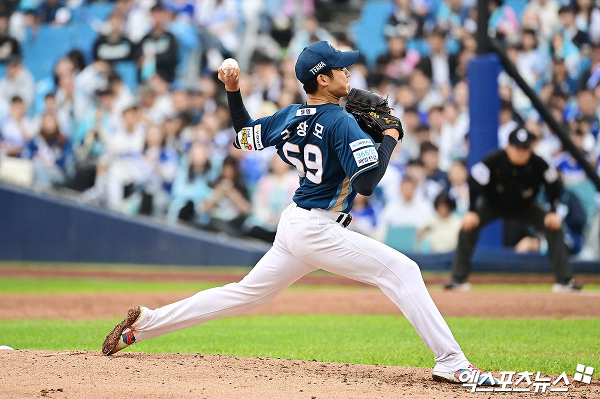 NC 다이노스 투수 구창모가 1778일 만에 포스트시즌 복귀 등판을 치러 퀄리티 스타트 쾌투를 펼쳤다. 구창모는 6일 대구 삼성라이온즈파크에서 열린 2025 신한 SOL 뱅크 KBO리그 삼성 라이온즈전에 선발 등판해 6이닝 75구 5피안타(1홈런) 3탈삼진 1실점을 기록했다. 구창모는 이날 85구 내외 투구수를 예정하고 마운드에 올랐다. NC 이호준 감독은 하루 더 쉰 로건 앨런이 아닌 구창모를 1차전 선발 투수로 예고해 삼성의 예상에서 벗어나는 결정을 내렸다. 그는 지난 2020년 11월 23일 한국시리즈 두산 베어스전(7이닝 5피안타 5탈삼진 2볼넷 무실점) 이후 1778일 만에 포스트시즌 등판에서 승리 투수 요건을 충족했다. 대구, 박지영 기자