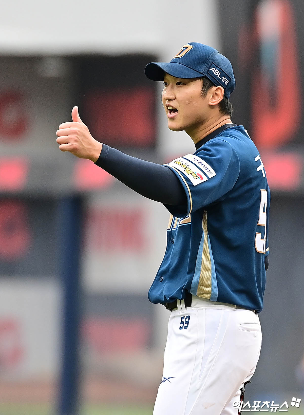 NC 다이노스 투수 구창모가 1778일 만에 포스트시즌 복귀 등판을 치러 퀄리티 스타트 쾌투를 펼쳤다. 구창모는 6일 대구 삼성라이온즈파크에서 열린 2025 신한 SOL 뱅크 KBO리그 삼성 라이온즈전에 선발 등판해 6이닝 75구 5피안타(1홈런) 3탈삼진 1실점을 기록했다. 구창모는 이날 85구 내외 투구수를 예정하고 마운드에 올랐다. NC 이호준 감독은 하루 더 쉰 로건 앨런이 아닌 구창모를 1차전 선발 투수로 예고해 삼성의 예상에서 벗어나는 결정을 내렸다. 그는 지난 2020년 11월 23일 한국시리즈 두산 베어스전(7이닝 5피안타 5탈삼진 2볼넷 무실점) 이후 1778일 만에 포스트시즌 등판에서 승리 투수 요건을 충족했다. 대구, 박지영 기자