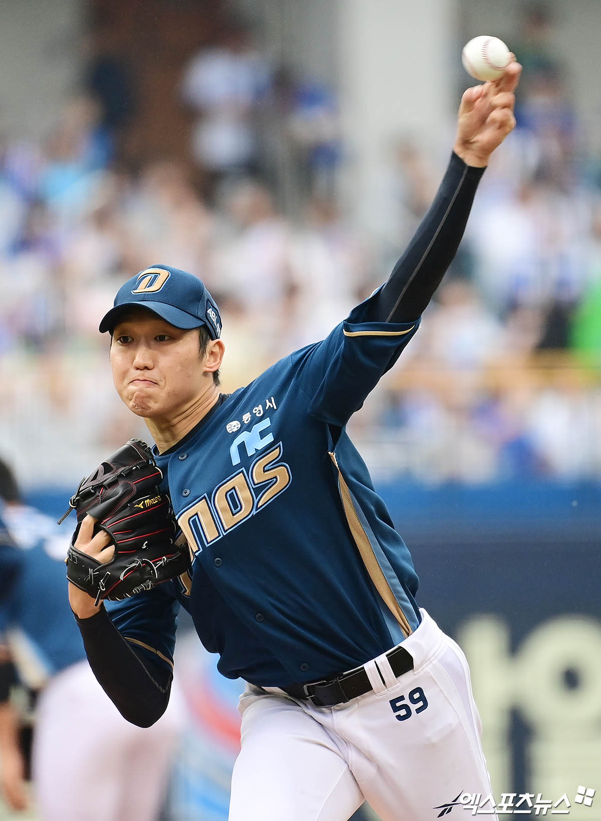 NC 다이노스 투수 구창모가 1778일 만에 포스트시즌 복귀 등판을 치러 퀄리티 스타트 쾌투를 펼쳤다. 구창모는 6일 대구 삼성라이온즈파크에서 열린 2025 신한 SOL 뱅크 KBO리그 삼성 라이온즈전에 선발 등판해 6이닝 75구 5피안타(1홈런) 3탈삼진 1실점을 기록했다. 구창모는 이날 85구 내외 투구수를 예정하고 마운드에 올랐다. NC 이호준 감독은 하루 더 쉰 로건 앨런이 아닌 구창모를 1차전 선발 투수로 예고해 삼성의 예상에서 벗어나는 결정을 내렸다. 그는 지난 2020년 11월 23일 한국시리즈 두산 베어스전(7이닝 5피안타 5탈삼진 2볼넷 무실점) 이후 1778일 만에 포스트시즌 등판에서 승리 투수 요건을 충족했다. 대구, 박지영 기자