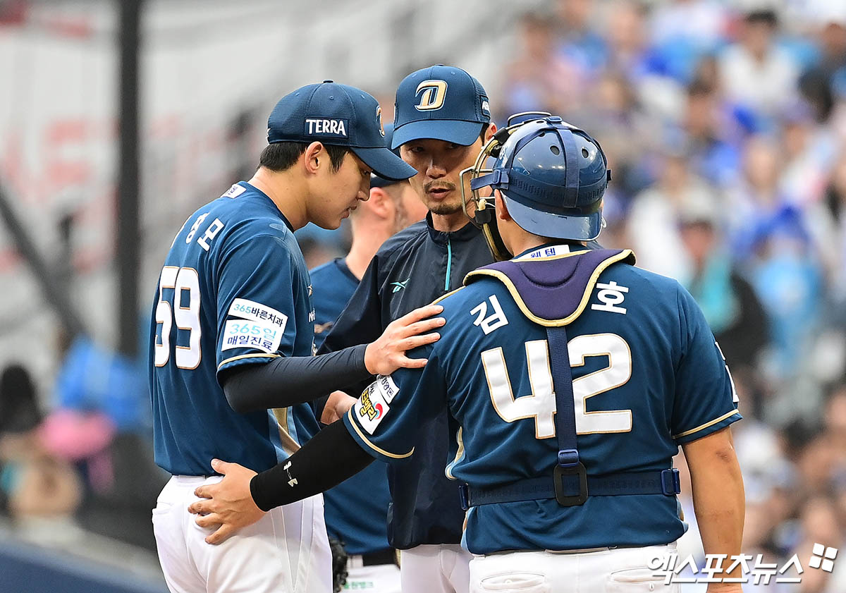 NC 다이노스 투수 구창모가 1778일 만에 포스트시즌 복귀 등판을 치러 퀄리티 스타트 쾌투를 펼쳤다. 구창모는 6일 대구 삼성라이온즈파크에서 열린 2025 신한 SOL 뱅크 KBO리그 삼성 라이온즈전에 선발 등판해 6이닝 75구 5피안타(1홈런) 3탈삼진 1실점을 기록했다. 구창모는 이날 85구 내외 투구수를 예정하고 마운드에 올랐다. NC 이호준 감독은 하루 더 쉰 로건 앨런이 아닌 구창모를 1차전 선발 투수로 예고해 삼성의 예상에서 벗어나는 결정을 내렸다. 그는 지난 2020년 11월 23일 한국시리즈 두산 베어스전(7이닝 5피안타 5탈삼진 2볼넷 무실점) 이후 1778일 만에 포스트시즌 등판에서 승리 투수 요건을 충족했다. 대구, 박지영 기자