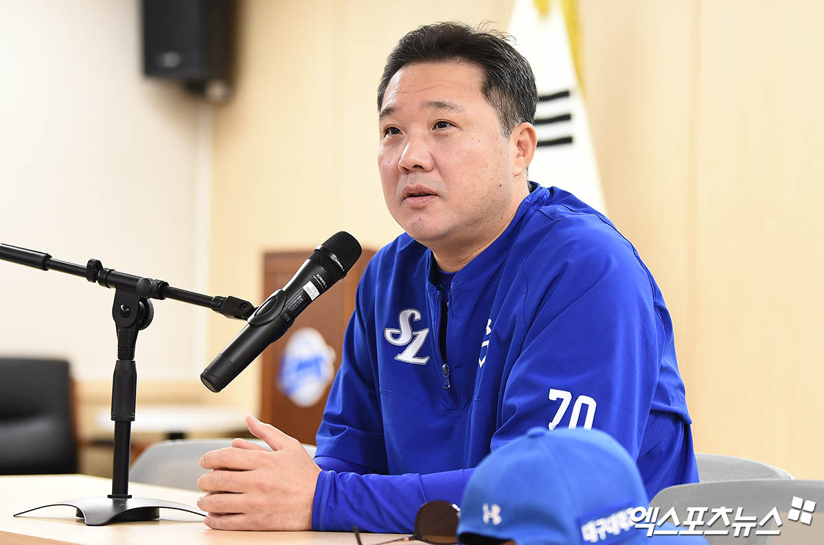 7일 오후 대구삼성라이온즈파크에서 열리는 '2025 신한 SOL Bank KBO 포스트시즌' NC 다이노스와 삼성 라이온즈의 와일드카드 2차전 경기에 앞서 삼성 박진만 감독이 취재진과 인터뷰를 나누고 있다. 대구, 박지영 기자