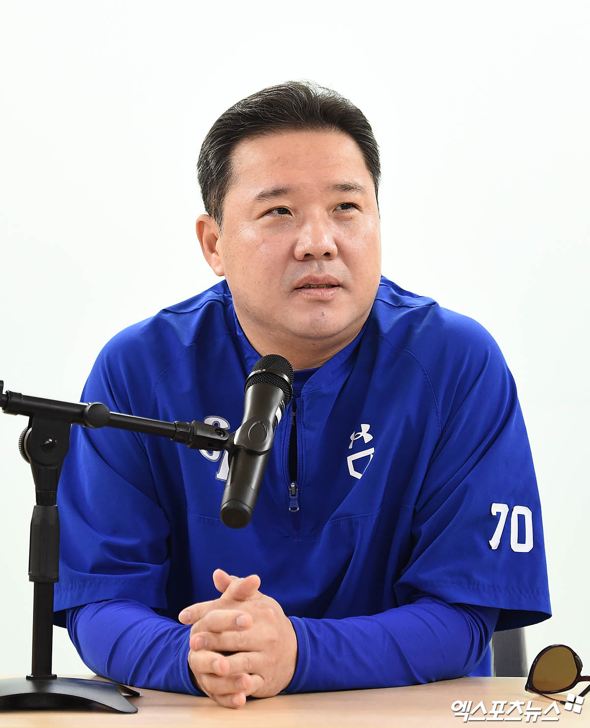 7일 오후 대구삼성라이온즈파크에서 열리는 '2025 신한 SOL Bank KBO 포스트시즌' NC 다이노스와 삼성 라이온즈의 와일드카드 2차전 경기에 앞서 삼성 박진만 감독이 취재진과 인터뷰를 나누고 있다. 대구, 박지영 기자