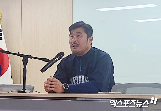 7일 오후 대구삼성라이온즈파크에서 열리는 '2025 신한 SOL Bank KBO 포스트시즌' NC 다이노스와 삼성 라이온즈의 와일드카드 2차전 경기에 앞서 NC 이호준 감독이 취재진과 인터뷰를 나누고 있다. 이호준 감독이 선수단의 투혼을 얘기하면서 눈물을 흘리고 있다. 대구, 김근한 기자