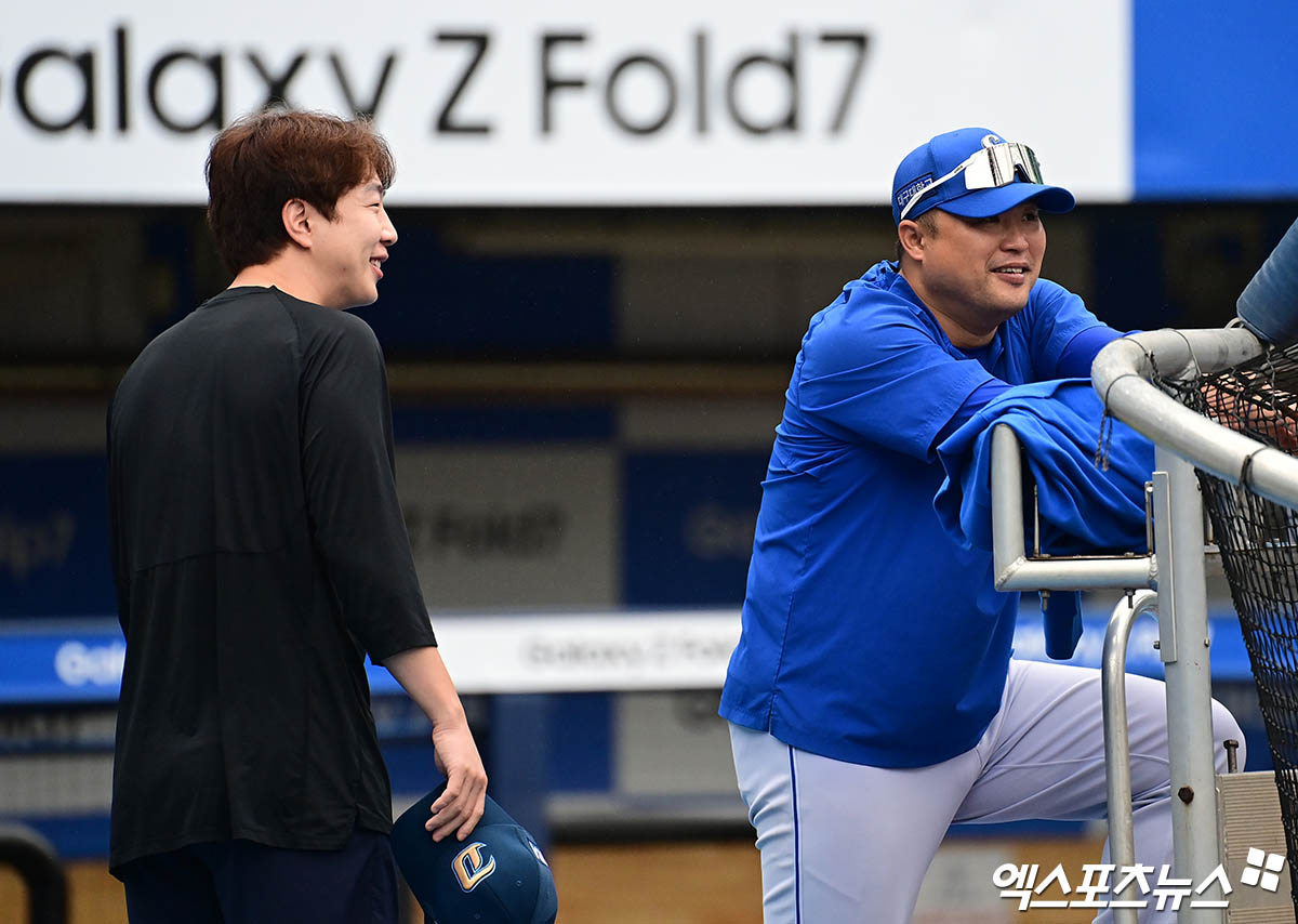 7일 오후 대구삼성라이온즈파크에서 열리는 '2025 신한 SOL Bank KBO 포스트시즌' NC 다이노스와 삼성 라이온즈의 와일드카드 2차전 경기에 앞서 NC 박건우와 삼성 박한이 타격코치가 이야기를 나누고 있다. 대구, 박지영 기자