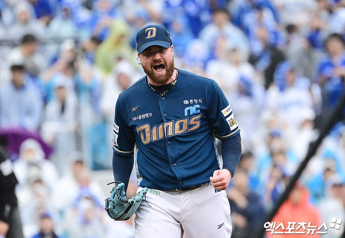 7일 오후 대구삼성라이온즈파크에서 열린 '2025 신한 SOL Bank KBO 포스트시즌' NC 다이노스와 삼성 라이온즈의 와일드카드 2차전 경기, 3회말 2사 NC 선발투수 로건이 삼성 김영웅을 헛스윙 삼진 아웃으로 돌려세우며 삼자범퇴로 이닝을 마친 뒤 포효하고 있다. 대구, 박지영 기자